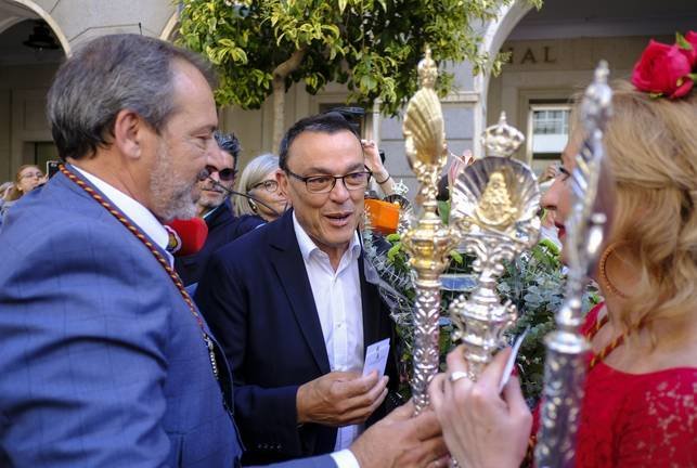 El presidente de la Diputación Provincial de Huelva, Ignacio Caraballo, entrega un ramo de flores al Simpecado de la Hermandad de Emigrantes en la puerta de la Diputación.