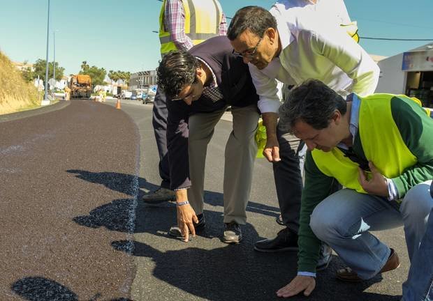 El presidente de la Diputación de Huelva, Ignacio Caraballo, visita las obras de asfaltado de la carretera Lepe-El Terrón.