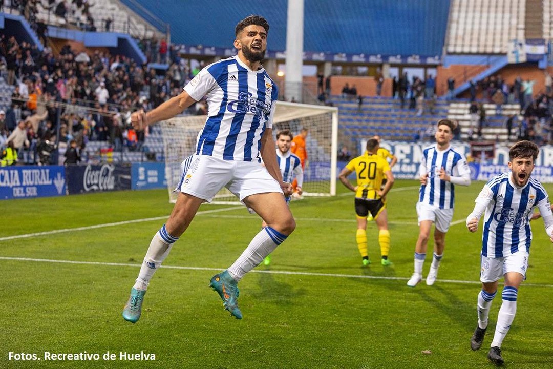 Manu Galán celebra el gol que rescató al Recre del ridículo ante el San Roque.
