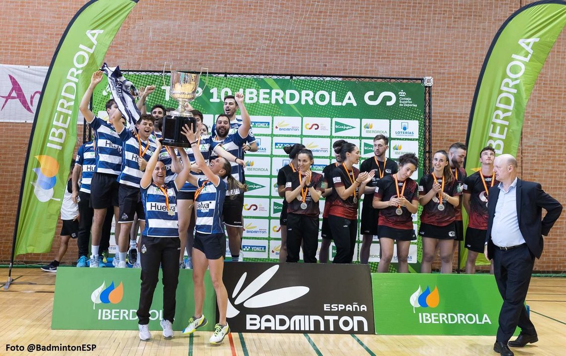 El IES La Orden celebra el título de liga en presencia del subcampeón, el Rinconada.