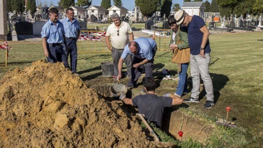 Trabajos de exhumación en el cementerio de La Soledad