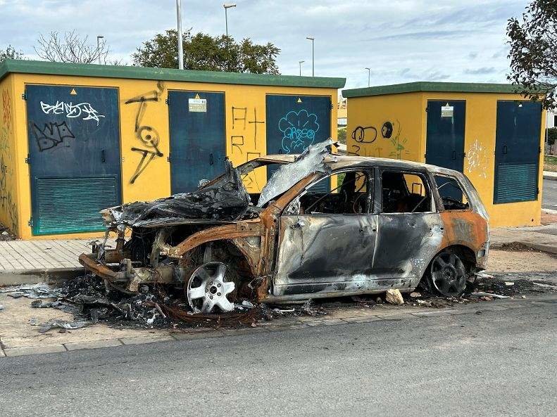 Un vehículo quemado en Ayamonte