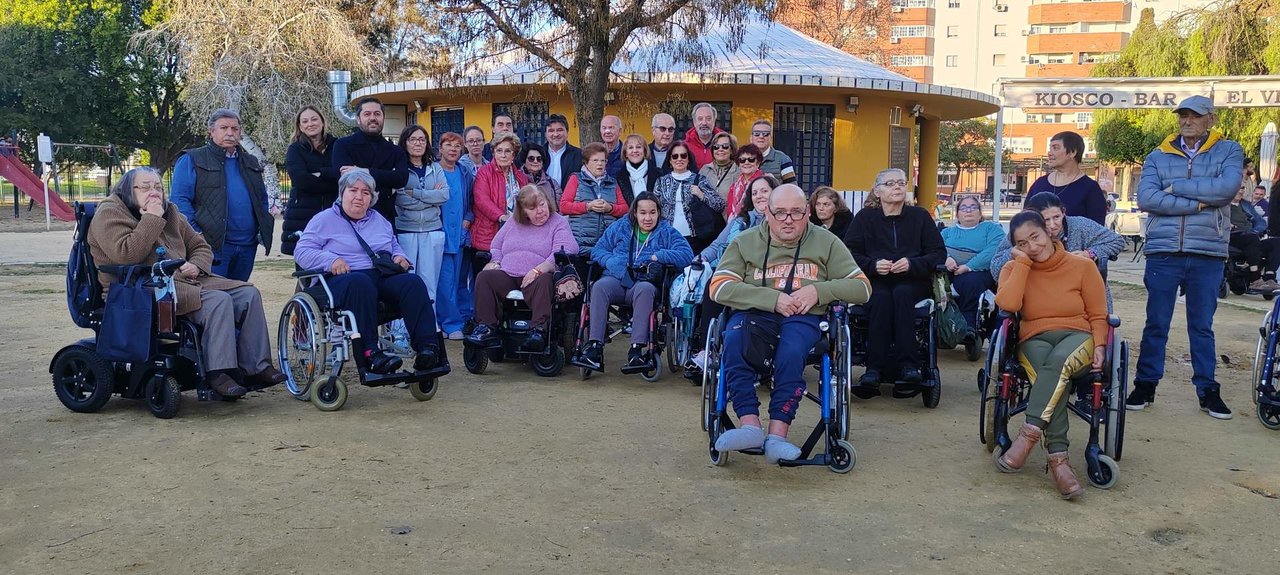 Concejales socialistas junto a vecinos del barrio del Molino