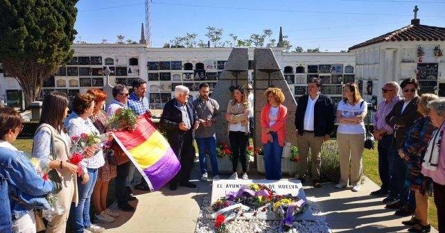Integrantes del PSOE de Huelva, hoy 14 de abril conmemoración de la República en el monumento a las víctimas del franquismo en La Soledad