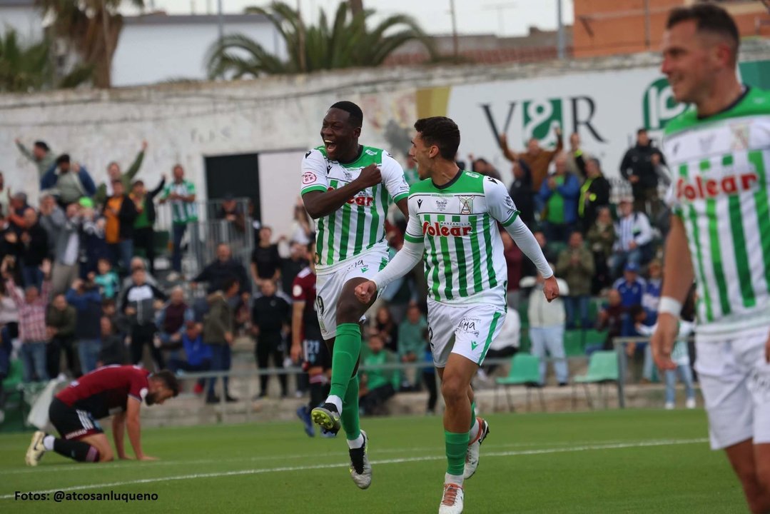 Los jugadores del Sanluqueño celebran su gol ante el Recre.