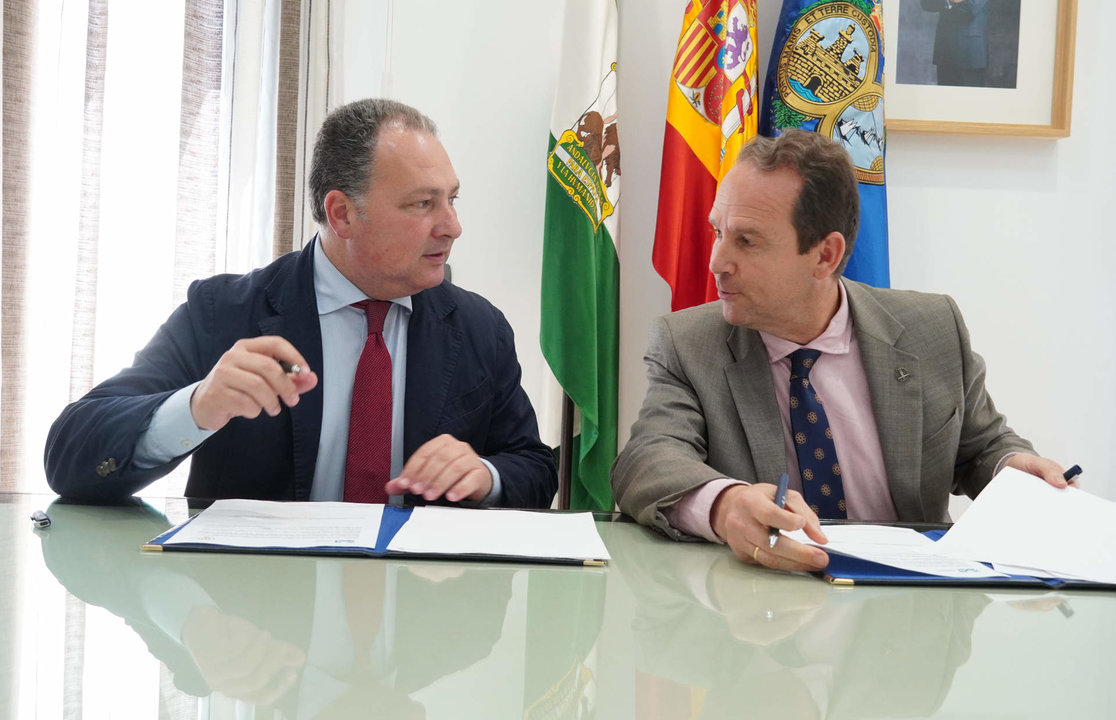 Firma del convenio entre la Diputación y la UNIA