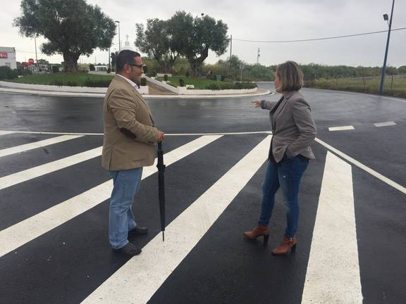La Diputación mejora el asfalto de la glorieta de la Cruz Primera en la carretera que une Lepe y El Terrón