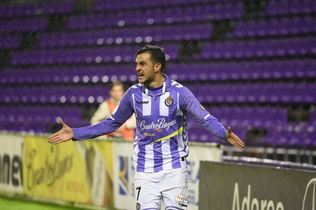 Juan Villar marca ante la atenta mirada de Garitano