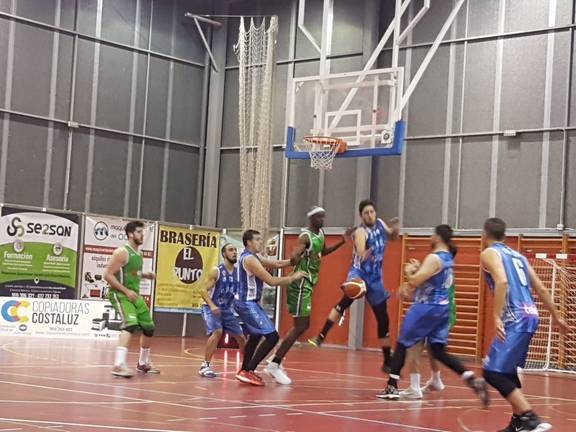 El CB San Juan gana a Plasencia y conserva sus opciones (63-59)
