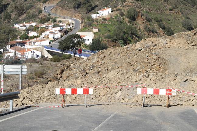 Las rocas, un peligro muy serio en la carretera junto al puente entre El Granado y Pomarao