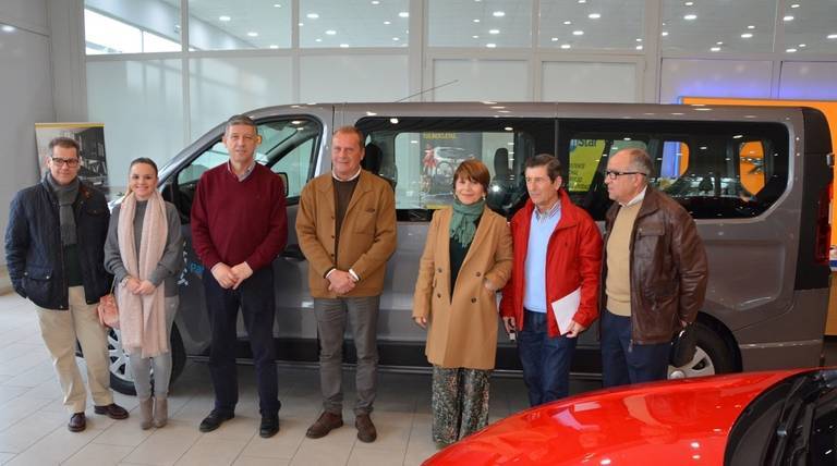 El Consistorio de Palos entrega a una nueva furgoneta de transporte a Feafes