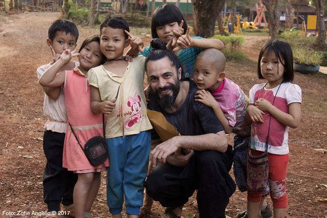 Niños de Tailandia avanzan en su integración gracias a la técnica del pintor Emilio Fornieles
