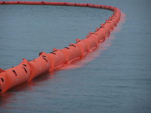 Despliegan barreras anticontaminación ante dos vertidos de gasoil al mar