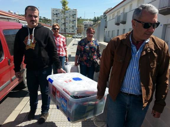 IU envía ayuda a los ancianos okupas de Santa Lucía