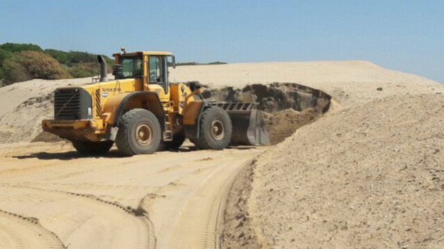 Los tractores ya están en las playas para arreglarlas de cara a Semana Santa