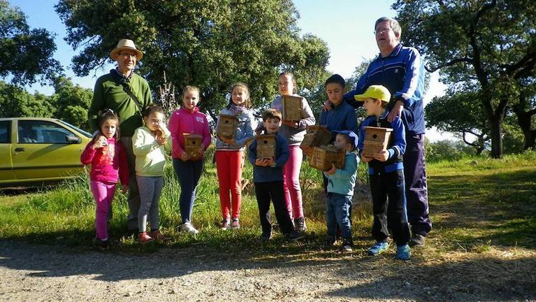 Niños de Zalamea ayudan a crear anidaderas en una actividad ambiental
