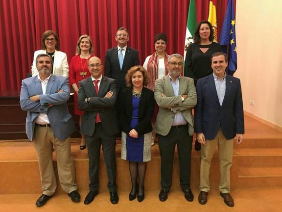 El rector de la Onubense presenta su candidatura a la reelección