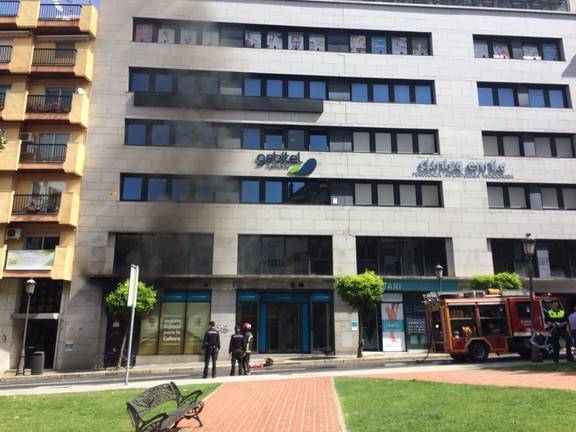 Desalojados dos edificios de la calle Puerto por el incendio de un transformador