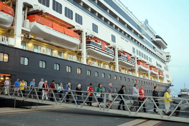 El ‘Rotterdam’ desembarca en Huelva