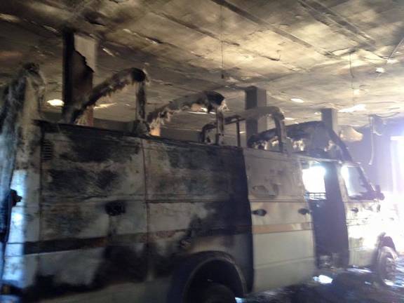 Arde un garaje en Nerva con una furgoneta cargada de ropa