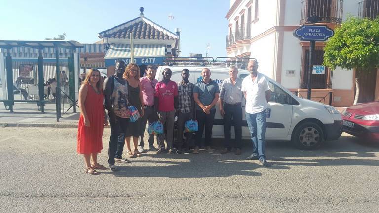 CCOO reparte botellas de agua en un asentamiento de inmigrantes de Lucena