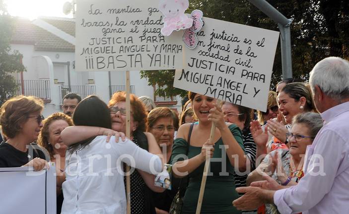 Un Almonte dividido sale a la calle en busca de justicia tras el doble crimen