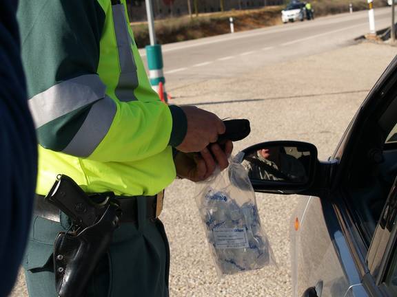 Ponen en peligro la vida de una joven por hacerle un control de alcoholemia