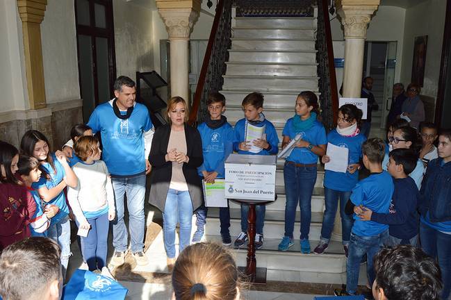 Los escolares del ‘Alcalde J.J. Rebollo’ presentan al Ayuntamiento el proyecto ‘Ciclosterol’