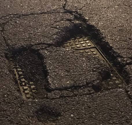 Alertan de un socavón en la avenida de Santa Marta