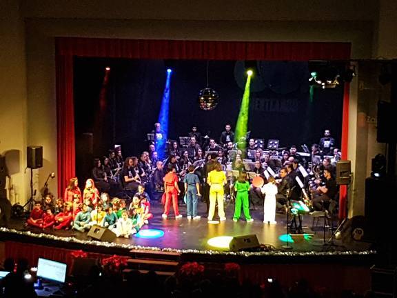 La Banda Don Justo Ruiz cautiva en Zalamea con la música de los 80
