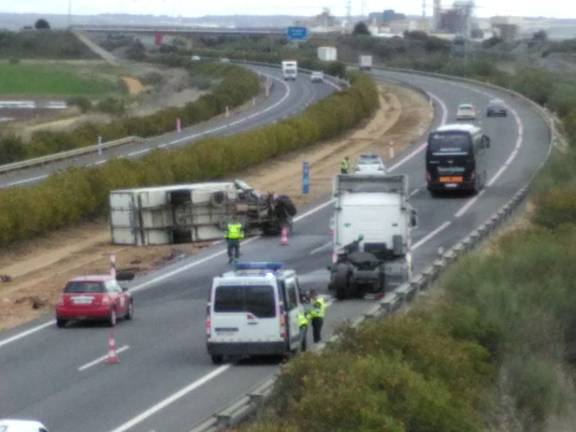 Un accidente entre dos camiones en la A-49 se salda con una persona atrapada