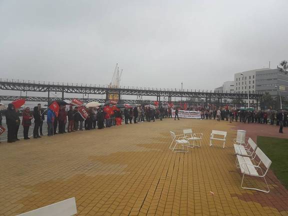 UGT y CCOO hacen una cadena humana en Huelva para exigir pensiones dignas al Gobierno