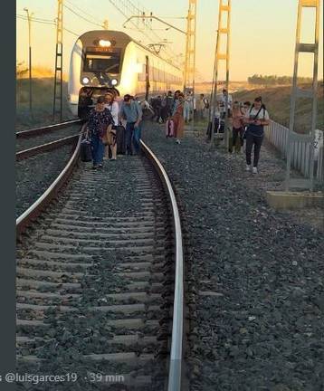 La salida de carril de un eje del convoy Huelva-Sevilla deja incomunicada la capital por tren