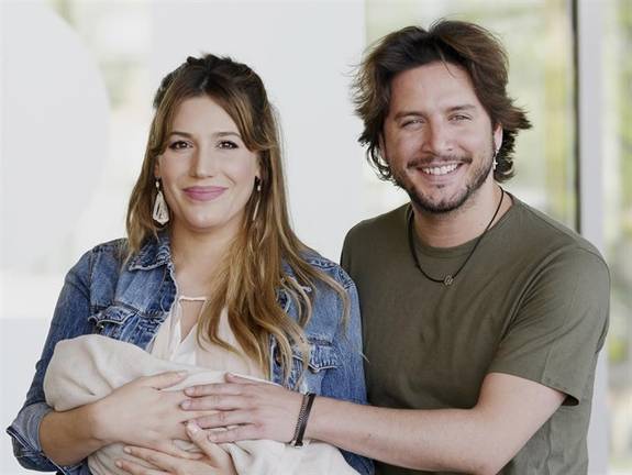 Manuel Carrasco se casa por sorpresa con Almudena Navalón en la gaditana playa Bolonia