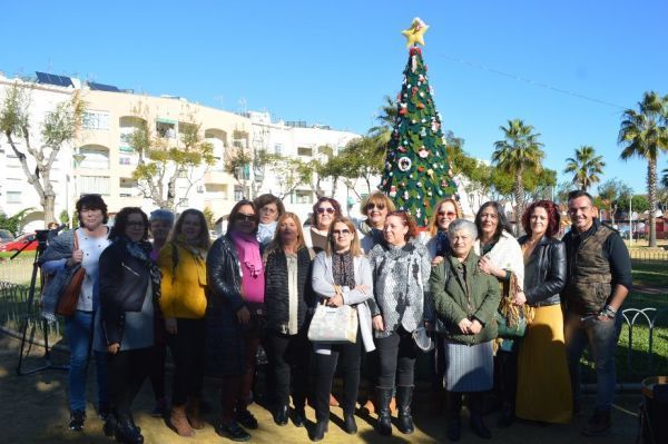 Un gran árbol de crochet luce en la Plaza de los Marineros de Punta Umbría