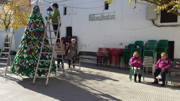 El ganchillo adorna la Navidad en Castaño del Robledo