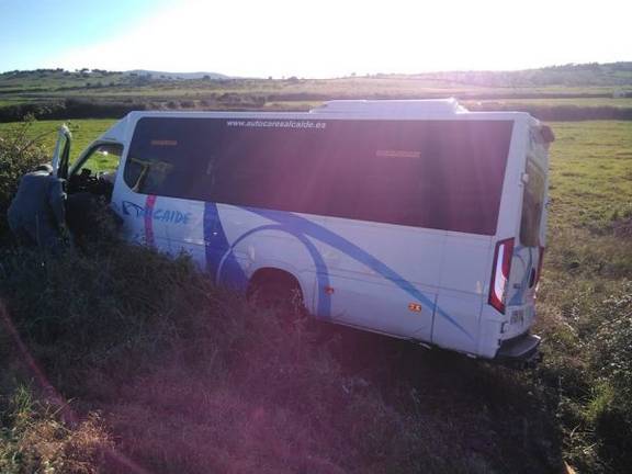Susto mayúsculo tras el accidente de un microbús escolar con seis niños a bordo en la carretera N-435
