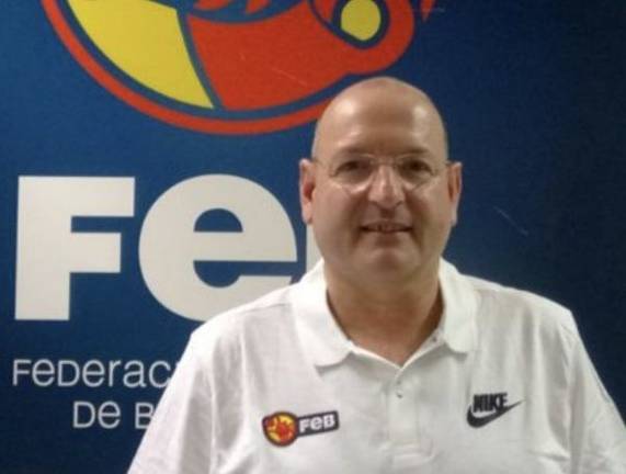 Xavier Amorós pita el inicio del Campeonato de España