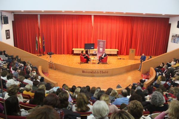 Boris Izaguirre arrasa en la UHU con ‘Tiempo de Tormentas’