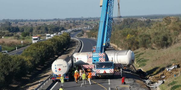 El peligroso trasvase de 30.000 litros de gas propano bloqueará toda la mañana la A-49