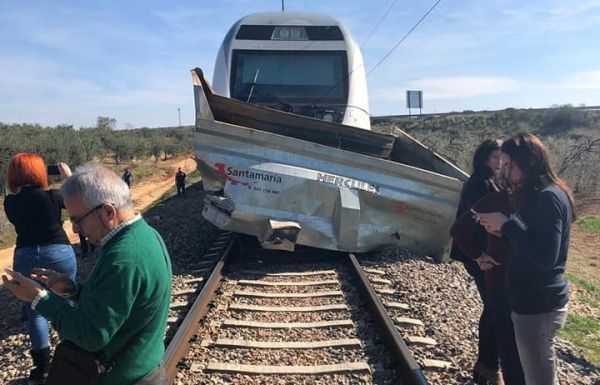 El tren Alvia Huelva-Madrid arrolla a un remolque en un paso a nivel en Aznalcázar