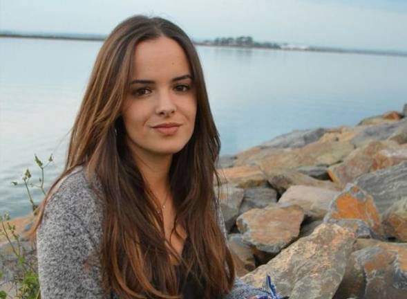 La onubense Laura González cuenta a los adolescentes la historia de “muchos de nosotros”