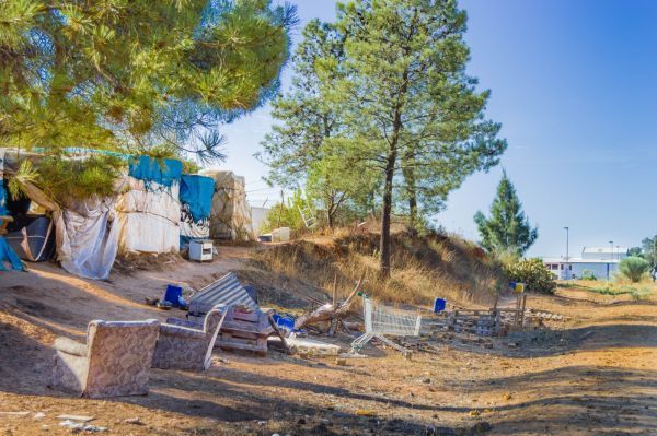 Los poblados de Lepe y Lucena incendiados se reconstruyen y comienzan a llenarse para la campaña