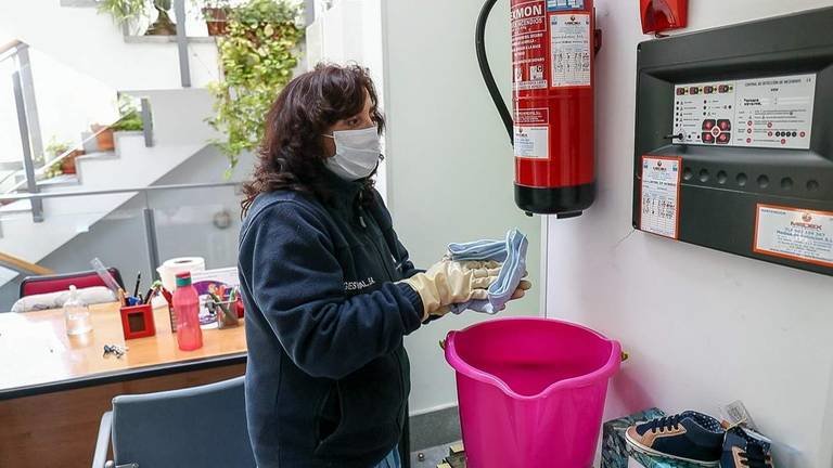 02/04/2020 Imagen de archivo de una limpiadora durante el coronavirus
SOCIEDAD 
Oscar J. Barroso / Europa Press