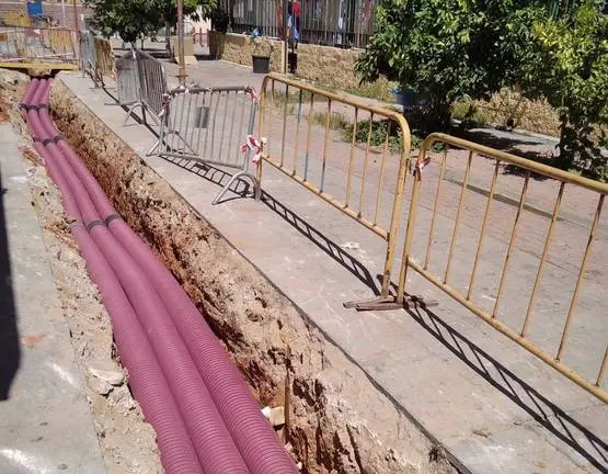 07/09/2020 Obras en el Polígono Sur de Endesa.
Endesa ha dado inicio a las obras de refuerzo de sus infraestructuras eléctricas en el entorno del Polígono Sur, una inversión de más de 100.000 euros que ha arrancado en las calles Dulcinea, Mago de Oz y Poeta en Nueva York, donde la compañía ha abierto una zanja de cerca de 200 metros en la que se tenderá el nuevo cableado de baja tensión que renovará la red por completo en esta zona.
POLITICA
ENDESA