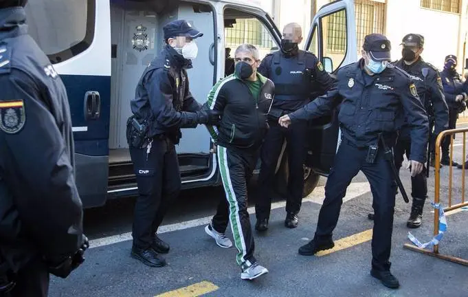 15-11-2021 Huelva.- Tribunales.- Llega a la Audiencia Bernardo Montoya entre medidas de seguridad y sin incidentes.
Bernardo Montoya, acusado de agredir sexualmente y asesinar en el mes de diciembre de 2018 a Laura Luelmo, la profesora zamorana de 26 años, en la localidad de El Campillo (Huelva), ha llegado este lunes sobre las 9,36 horas a la Audiencia Provincial, donde esta jornada comienza el juicio con jurado popular por este crimen.
POLITICA ANDALUCÍA ESPAÑA EUROPA HUELVA SOCIEDAD
A.PEREZ/EUROPA PRESS.