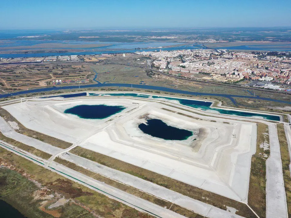 Panorámica de la ciudad y los fosfoyesos