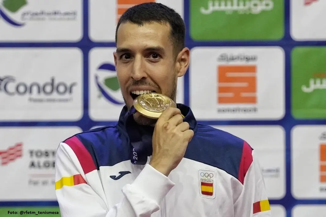 Álvaro Robles con el oro de Orán.