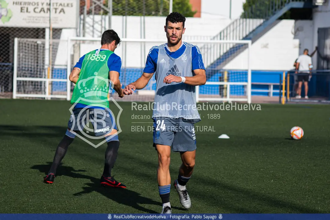 Rubén Serrano calentando con el Recreativo.