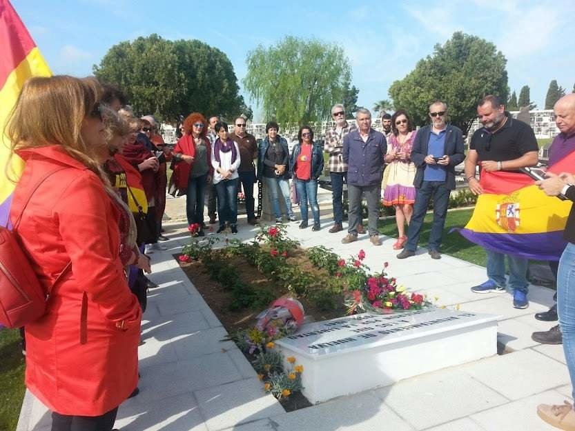 Homenaje de IU en la fosa común del Cementerio de La Soledad de Huelva
